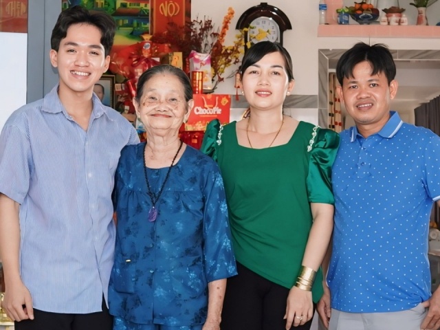 Cụ bà Long An trở thành 'ngôi sao mạng xã hội' ở tuổi U90