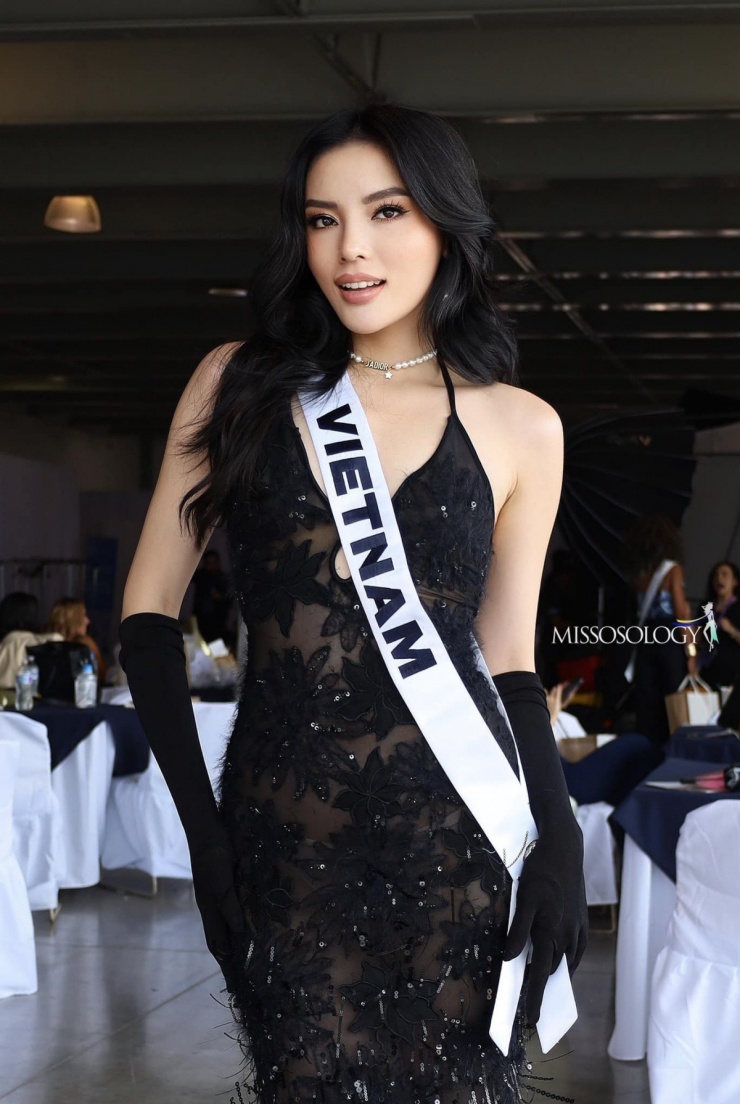 Miss Universe chủ yếu diễn ra các buổi gặp gỡ, giao lưu truyền thông, chụp hình cho nhãn hàng. Kỳ Duyên cho thấy sự tự tin, chủ động kết nối với các thí sinh khác. Cô cũng chuẩn bị kỹ lưỡng về trang phục, làm tóc và trang điểm chỉn chu.