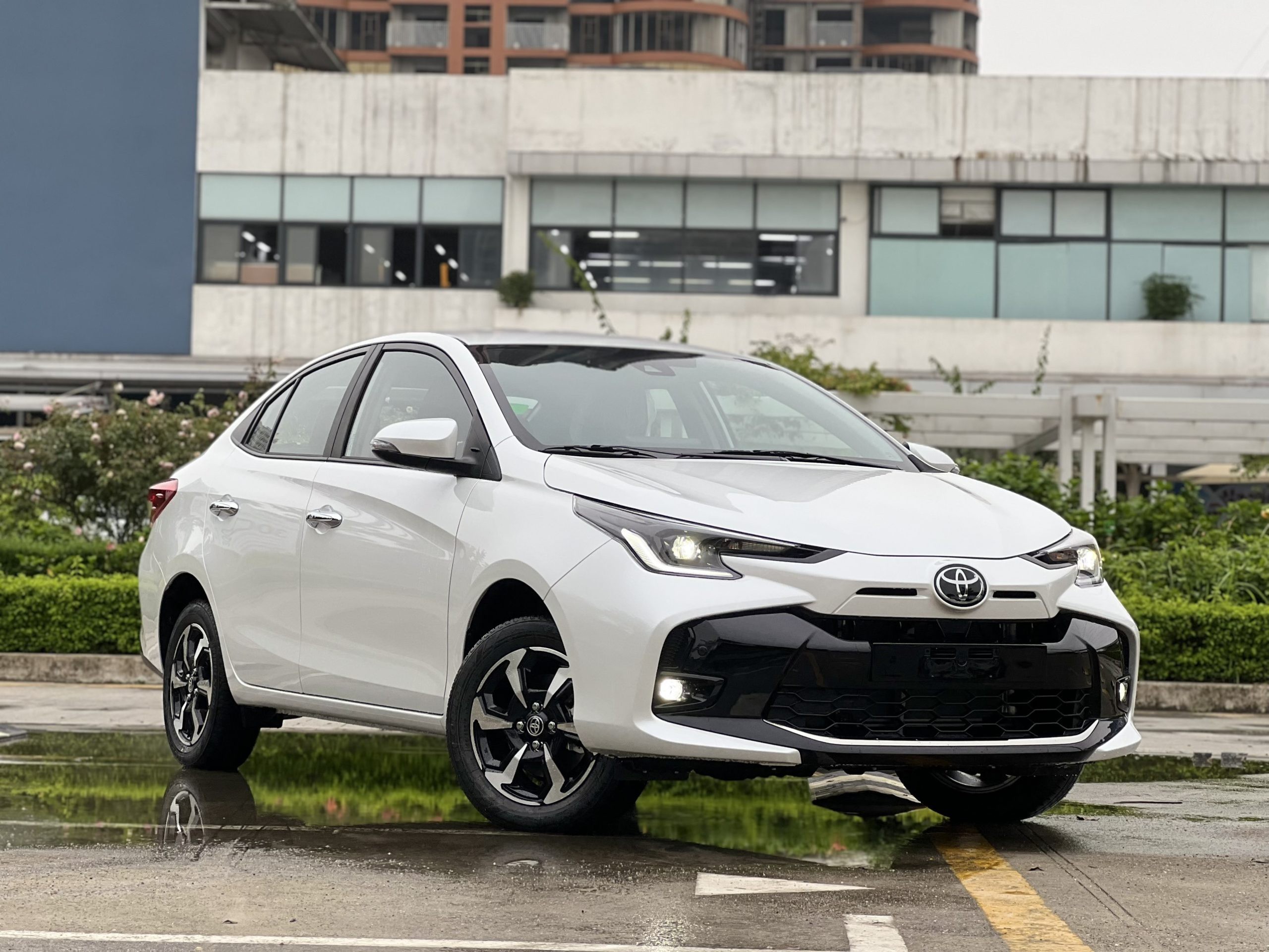 Toyota Vios trang bị động cơ 1.5L cho công suất 107 mã lực, đi kèm hộp số CVT.