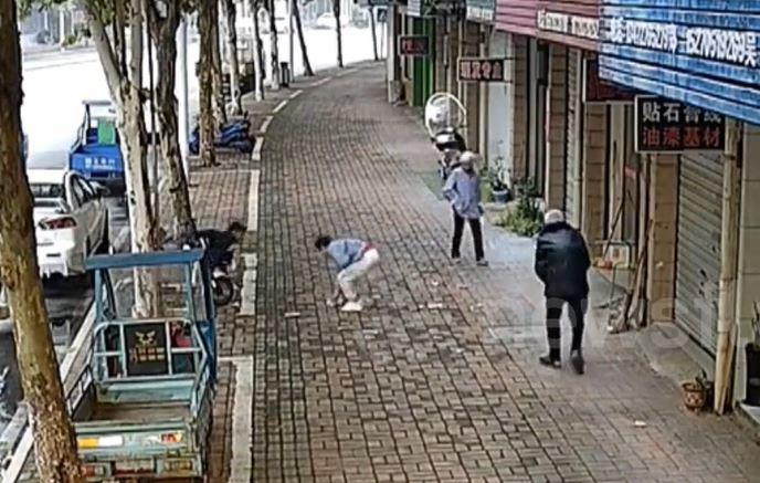 Người dân lao tới nhặt số tiền rơi xuống đường.