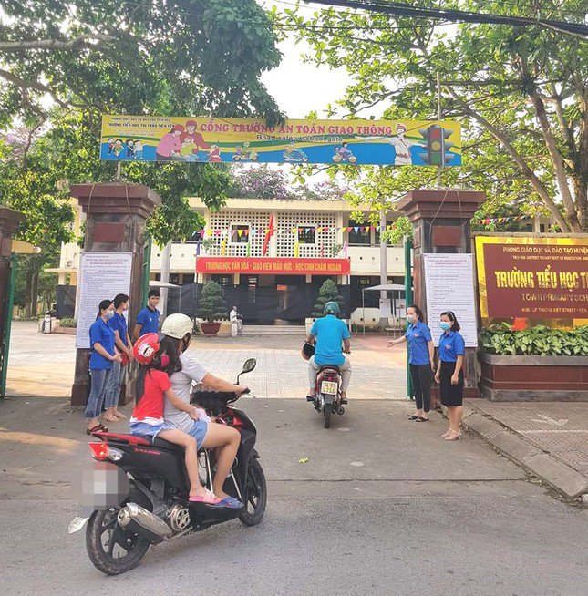 Phụ huynh là người đầu tiên có trách nhiệm bảo đảm an toàn cho con em khi tham gia giao thông. Ảnh: internet