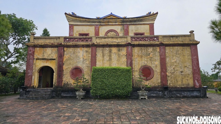 Theo các tài liệu, Lầu Tàng Thơ được xây dựng trên hồ Học Hải, Kinh thành Huế vào năm 1825 dưới thời Vua Minh Mạng.