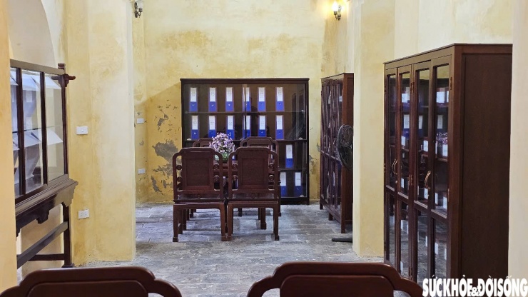 Tầng trên 7 gian 2 chái, trổ nhiều cửa xung quanh, các gian thông thương với nhau bằng 3 lối cửa. Xung quanh xây lan can thông thoáng để không khí lưu chuyển nhằm tránh sự ẩm mốc. Tầng dưới 11 gian, xung quanh đều được xây lan can.