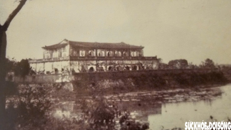 Trải qua thời gian dài, Lầu Tàng Thơ được sử dụng với nhiều chức năng khác nhau, phần nào kết cấu bị hư hại nhiều dẫn đến công trình bị xuống cấp nghiêm trọng.