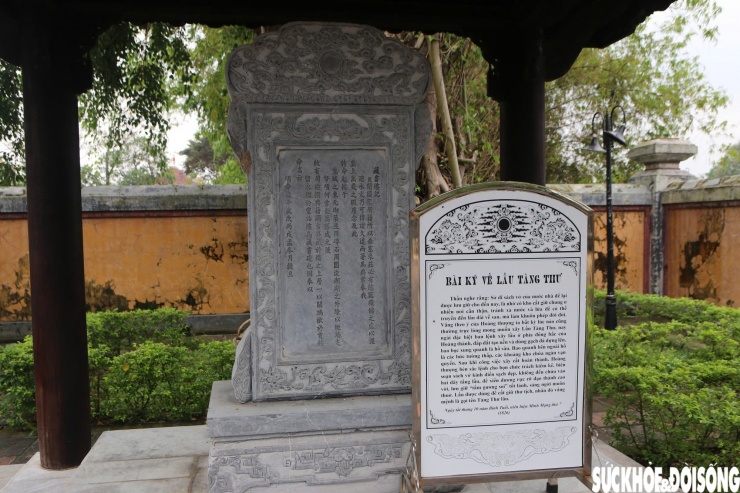 Sau khi Lầu Tàng Thơ xây dựng xong, vua Minh Mạng cho dựng bia vào năm 1826, ghi lại mục đích, chức năng và ý nghĩa của việc xây dựng.