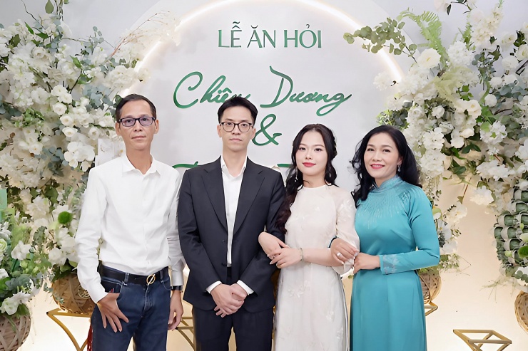 Hình ảnh con rể (mặc vest đen) có ngoại hình giống bố vợ (mặc áo trắng) khiến dân tình xôn xao