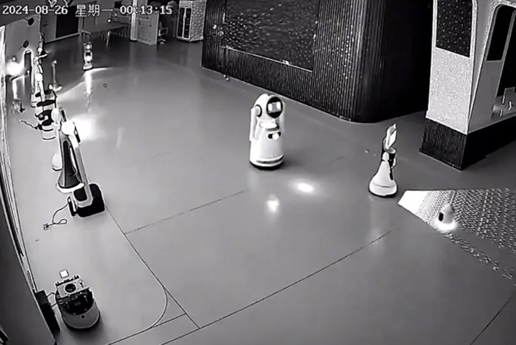 Bằng một cách thần kỳ nào đó, nó đã rủ những robot khác cùng 