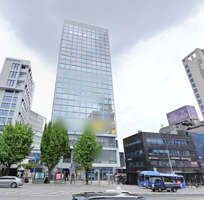 Tòa nhà Song Seung Hun sở hữu (phải). Ảnh: Nate