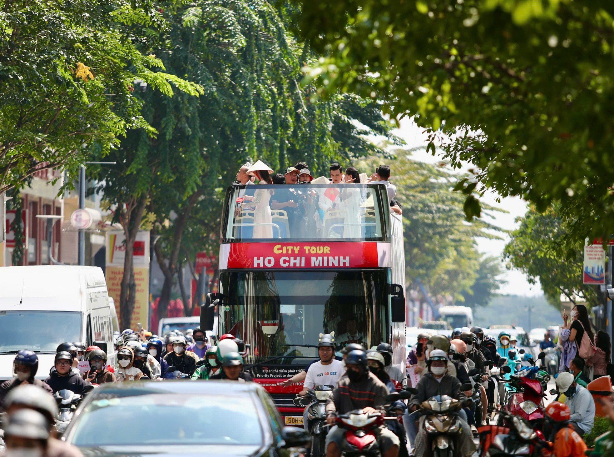 Hoa hậu Thanh Thủy diễu hành, vẫy tay chào khán giả tại TPHCM - 33