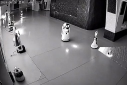 Video 12 robot bị rủ rê bỏ việc bởi một robot khác đang gây sốt