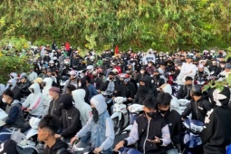 Bạn trẻ - Cuộc sống - Rủ nhau đi &quot;chữa lành&quot;, hàng ngàn người &quot;lên không được, xuống cũng không xong&quot;