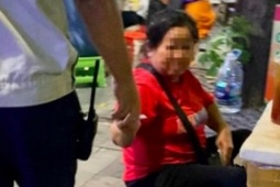 Tin tức trong ngày - Hai nhân viên "làm luật" với người bán hàng rong ở hồ Gươm