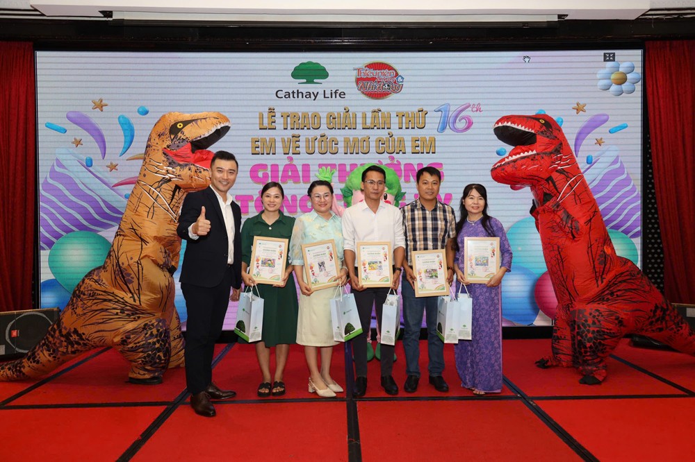 Ông Alex Tseng - Phó Giám Đốc chiến lược và phát triển kinh doanh khu vực HCM1 trao giải cho đại diện các trường đoạt giải tập thể