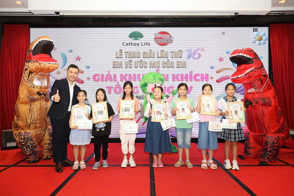 Ông Alex Tseng - Phó Giám Đốc chiến lược và phát triển kinh doanh khu vực HCM1 trao giải cho các em đoạt giải