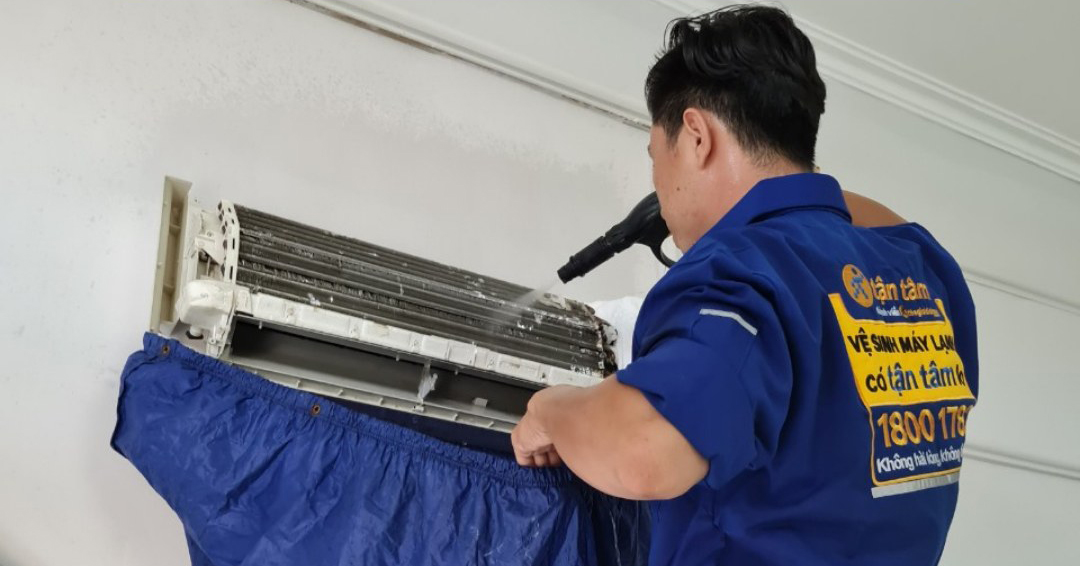 Vệ sinh máy lạnh, thay lõi lọc nước, dán màn hình điện thoại luôn là những dịch vụ “đắt hàng” vào dịp cuối năm