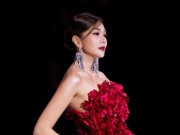Xu hướng thời trang - Thanh Hằng lộng lẫy với đầm hoa 20kg kết màn show thời trang