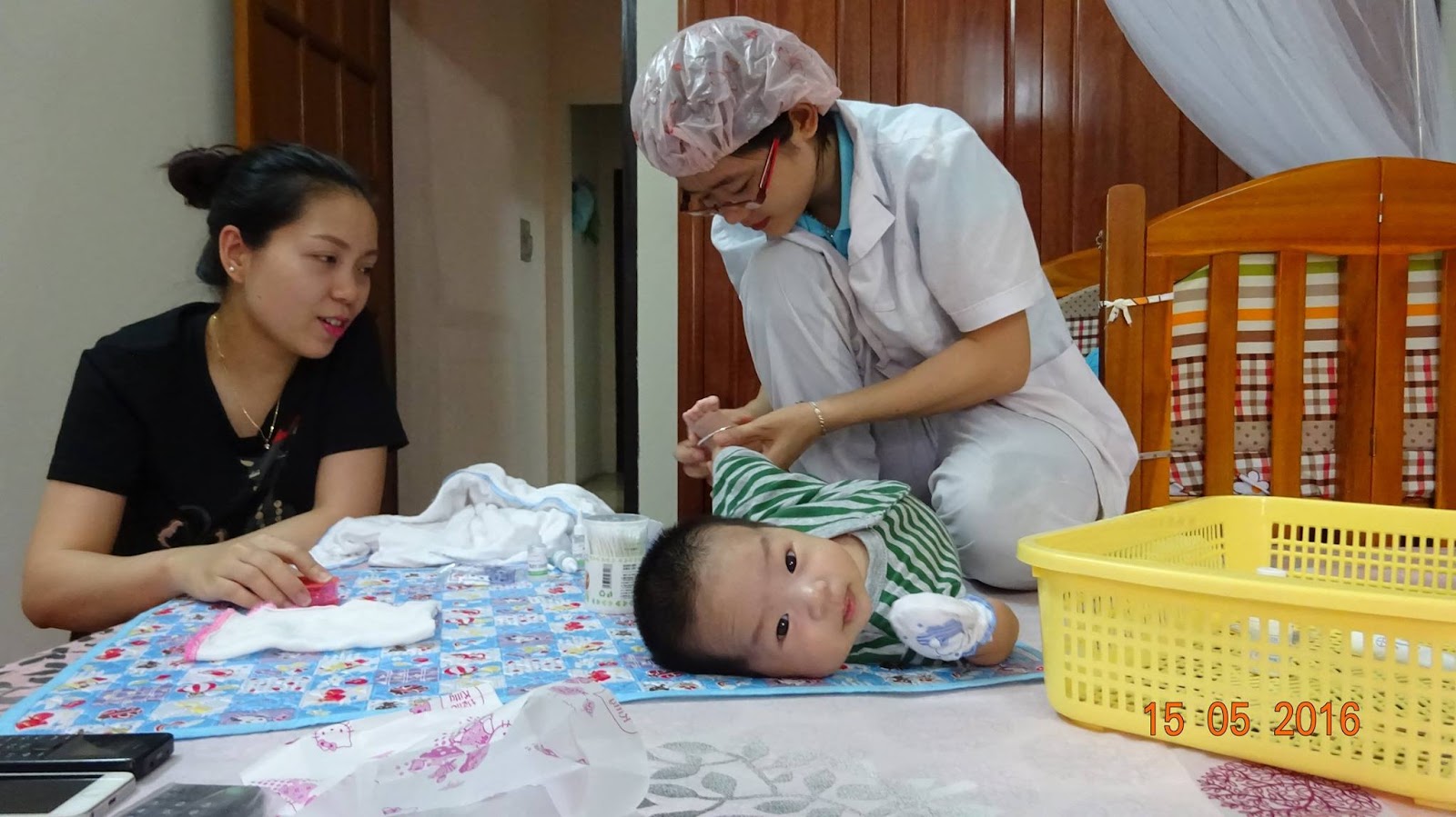  Chị Lan Anh mẹ bé Tít - Long Biên (Hà Nội), sau khi được cứu sữa thì đang chăm chú theo dõi cô Dịu chăm sóc con mình. Ảnh từ những năm 2016. Em bé trong ảnh giờ đã đi học lớp 3)