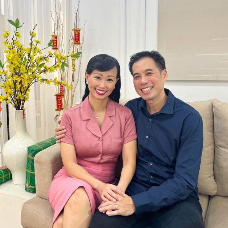 Shark Linh tâm sự: "Linh về tới nhà thì anh ấy bóp vai, hay khi đang nói chuyện thì anh ấy massage chân cho mình".