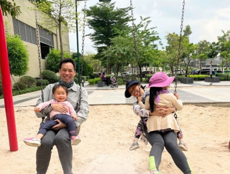 Nữ "cá mập" và chồng giám đốc có 2 cô con gái đáng yêu.