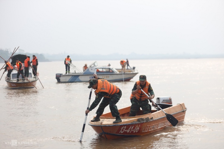 Lúc 10h, người dân phát hiện một vật nổi lên. Các thuyền, cano ngay lập tức có mặt. Lúc 14h, một thi thể nữ sinh được tìm thấy ngay cạnh chân cầu Phong Châu, cách vị trí gặp nạn hơn 10 km.