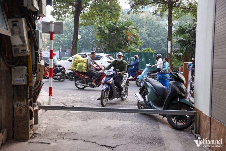 Ngõ dùng barie chắn xe đi vào trong giờ cao điểm. Ảnh: Phạm Hải