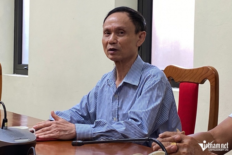 Ông Nguyễn Đình Quê, Bí thư Chi bộ Khu dân cư Cơ khí 2B chia sẻ về việc ùn tắc tại khu dân cư. Ảnh: Đình Hiếu