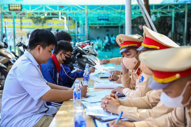 Lực lượng CSGT Hà Nội lập biên bản, tuyên truyền pháp luật đối với một số học sinh chưa đủ tuổi điều khiển xe nhưng sử dụng xe máy làm phương tiện đi học.