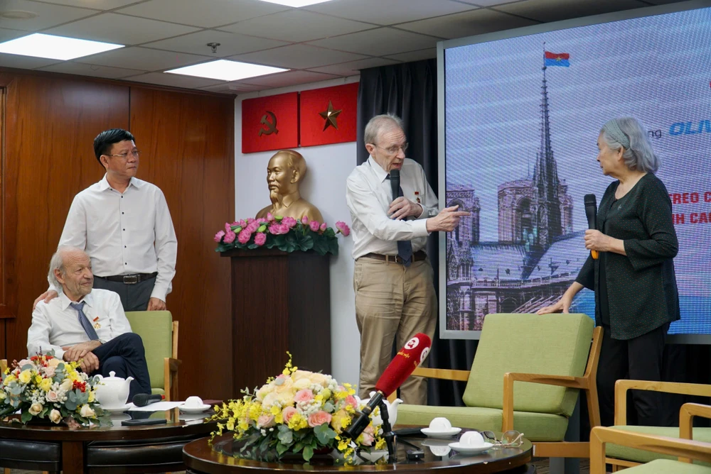 Ông Olivier Parriaux mô tả lại quá trình treo cờ Mặt trận Dân tộc Giải phóng miền Nam Việt Nam trên chóp tháp nhà thờ Đức Bà ở Paris. Ảnh: BẢO PHƯƠNG