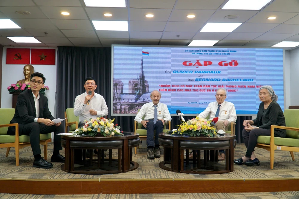 Ông Olivier Parriaux (thứ hai từ phải sang) và ông Bernard Bachelard (thứ ba từ phải sang) giao lưu với báo chí. Ảnh: BẢO PHƯƠNG