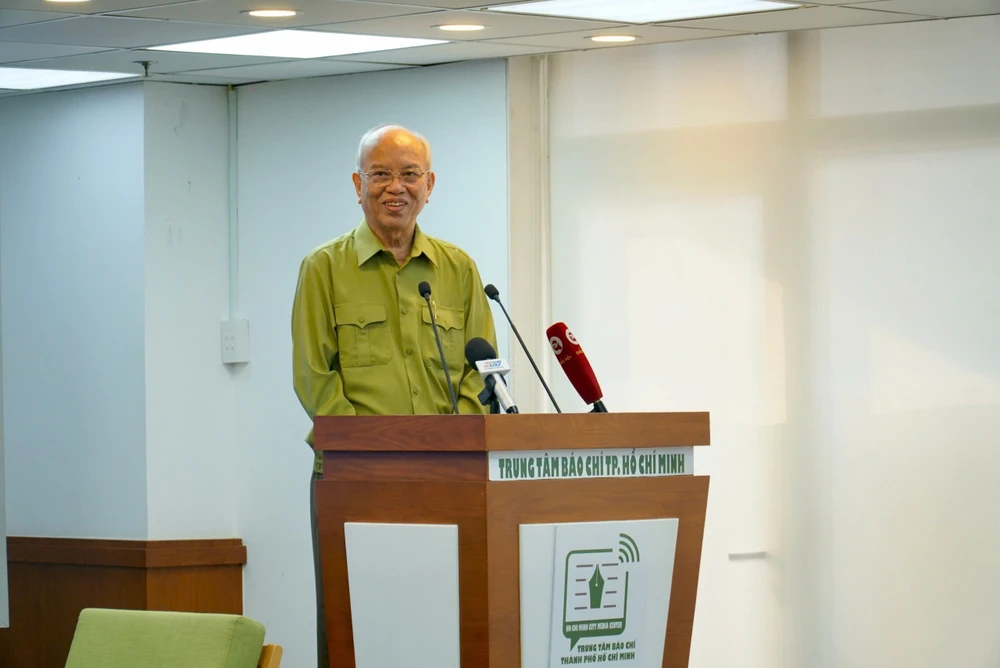 30 giờ 'nghẹt thở' treo cờ Việt Nam trên chóp tháp Nhà thờ Đức Bà Paris - 7