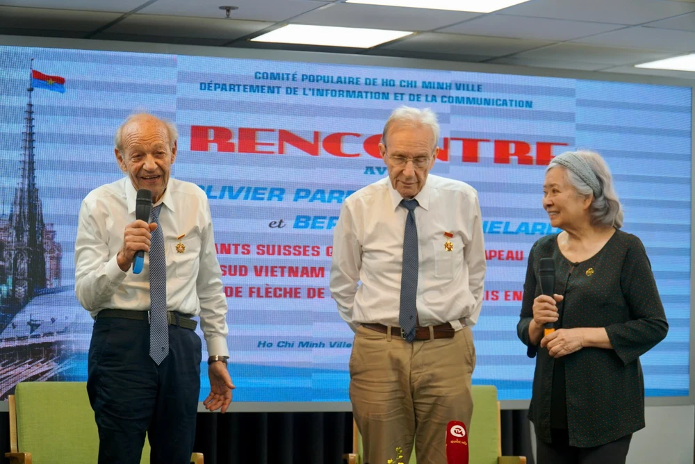 Ông Bernard Bachelard (đầu tiên từ trái sang) chia sẻ về lá cờ do vợ mình may. Ảnh: BẢO PHƯƠNG