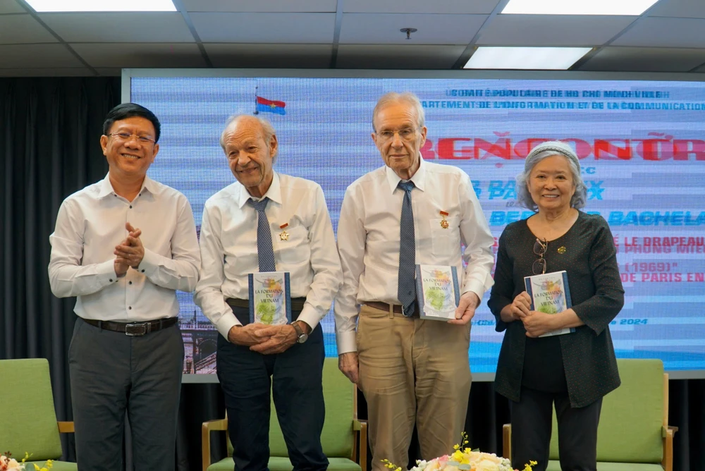 Phó Giám đốc Sở TT&amp;TT TP.HCM Nguyễn Ngọc Hồi tặng sách cho các vị khách quý. Ảnh: BẢO PHƯƠNG