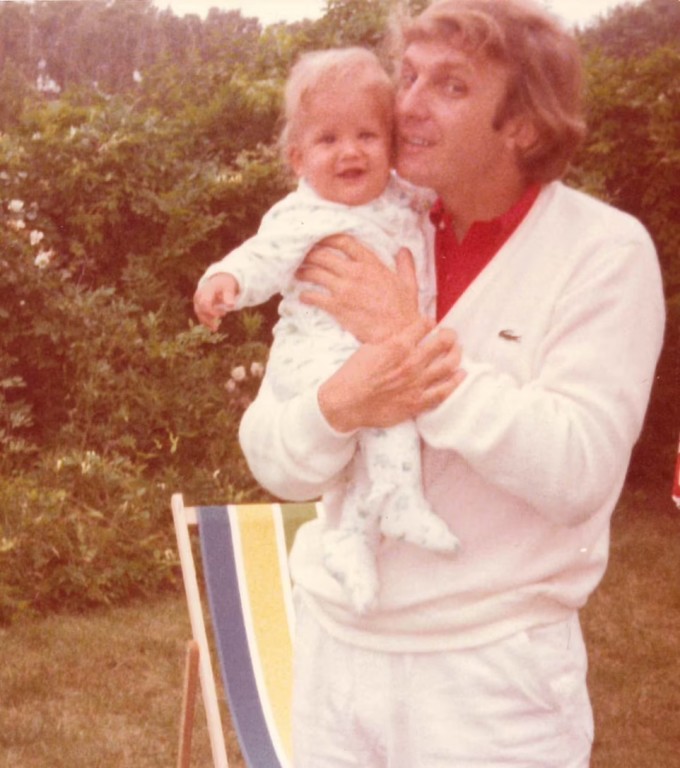 Album ảnh lưu niệm của nhà Trump gồm
khoảng 1.000 bức lọt vào tay một nhà sưu tầm gần thập kỷ trước. Mới
đây, chúng được truyền thông 'hồi sinh'.