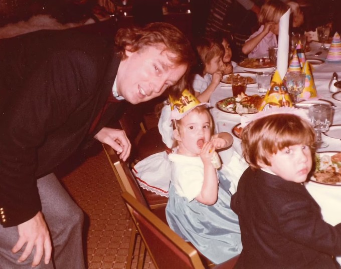 Đón tuổi mới luôn là một sự kiện đặc
biệt trong gia đình Trump với hàng chục bức ảnh cho thấy ông cưng
chiều các con.