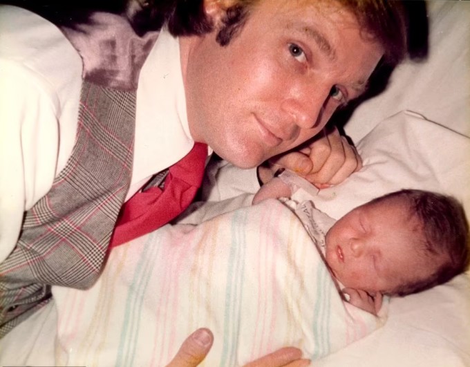 Ông Trump âu yếm con trai đầu lòng,
Don Jr.