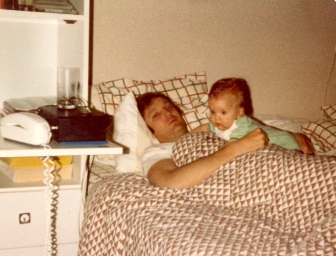 Dù buồn ngủ, Trump vẫn cố mở mắt để
chơi với con trai cùng tên.