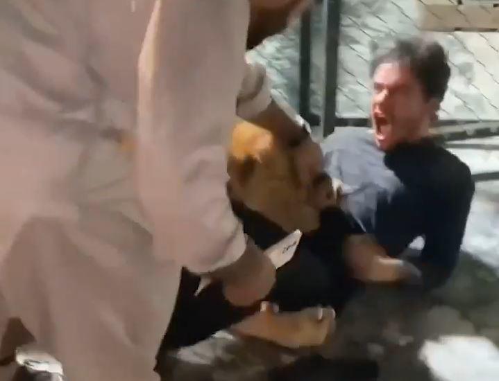 Người đàn ông bị con sư tử tấn công.