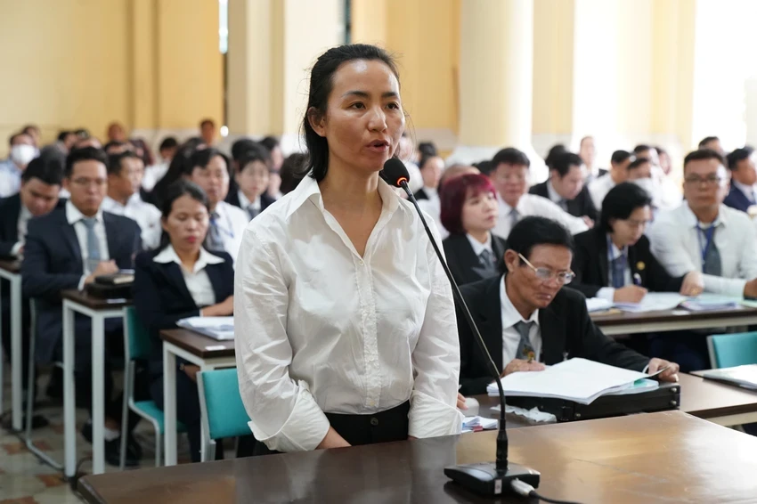 Bị cáo Trần Thị Mỹ Dung tại phiên tòa sơ thẩm giai đoạn 1. Ảnh: TTBC