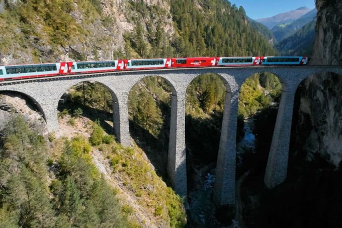 Glaicer Express có cửa sổ kính rộng, kéo dài đến trần nhà để du khách có cái nhìn toàn cảnh về những nơi đi qua. Ảnh: My Switzerland