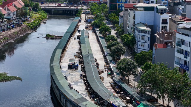 Chợ "đầu mối" La Khê nằm sát đường Lê Văn Lương, kế bên sông Nhuệ (thuộc phường La Khê, quận Hà Đông, TP Hà Nội).