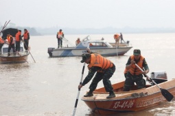 Tin tức trong ngày - Hàng chục tàu thuyền tìm kiếm học sinh mất tích trên sông Hồng