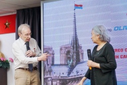 Tin tức trong ngày - 30 giờ 'nghẹt thở' treo cờ Việt Nam trên chóp tháp Nhà thờ Đức Bà Paris