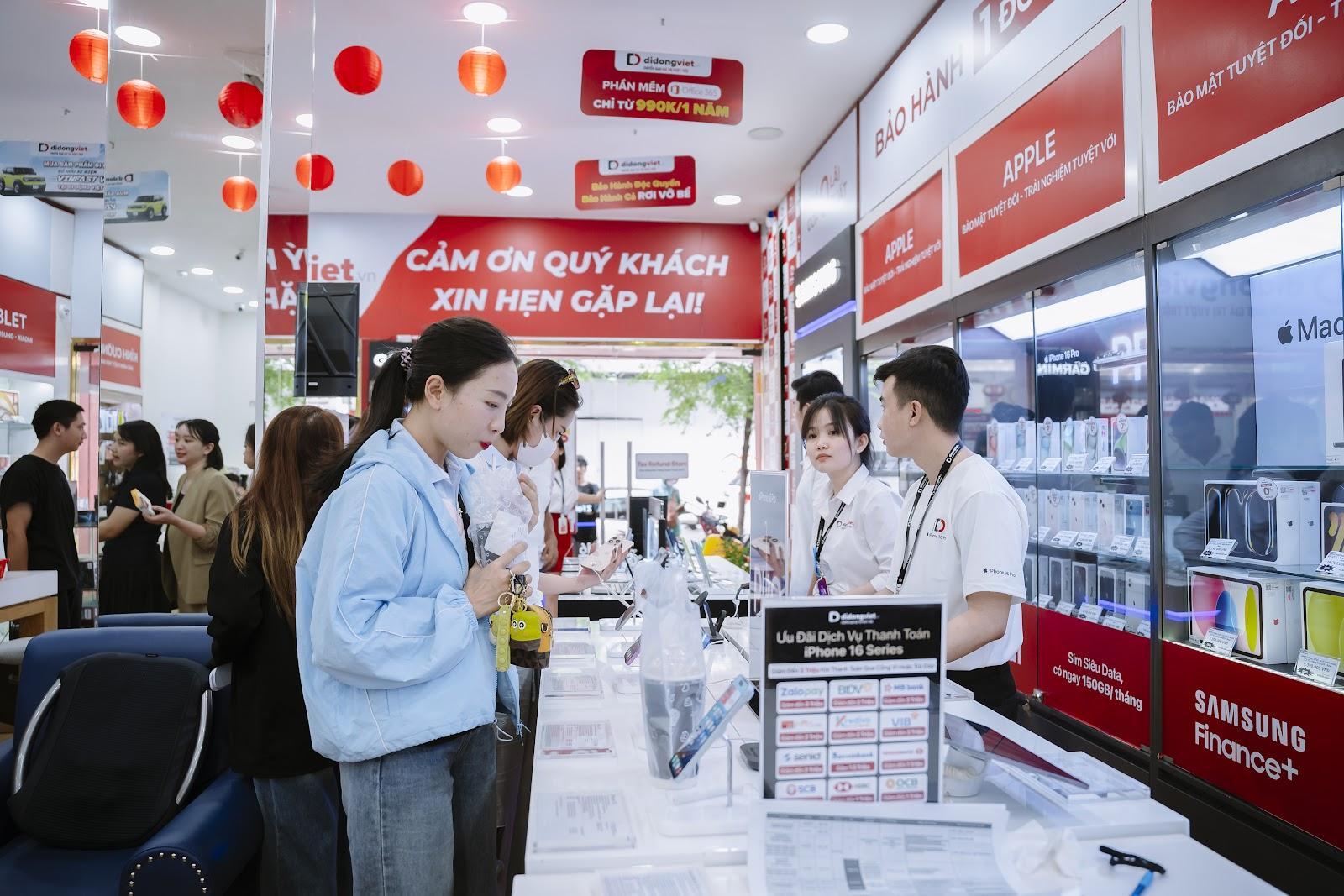 Khách hàng tin chọn Di Động Việt để mua sắm thiết bị di động chính hãng.