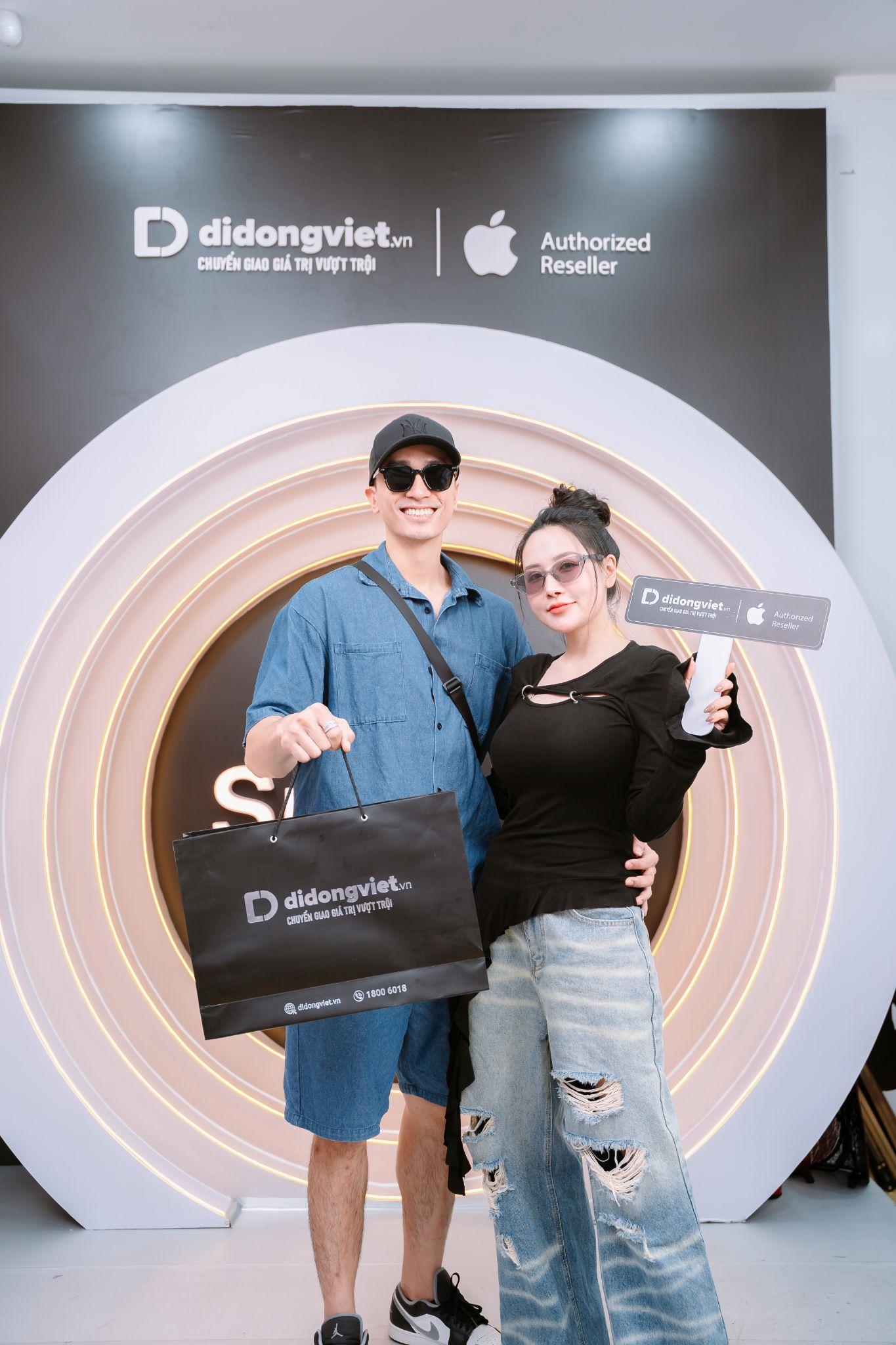 Nữ TikToker và bạn trai check-in với iPhone mới tại cửa hàng Di Động Việt.