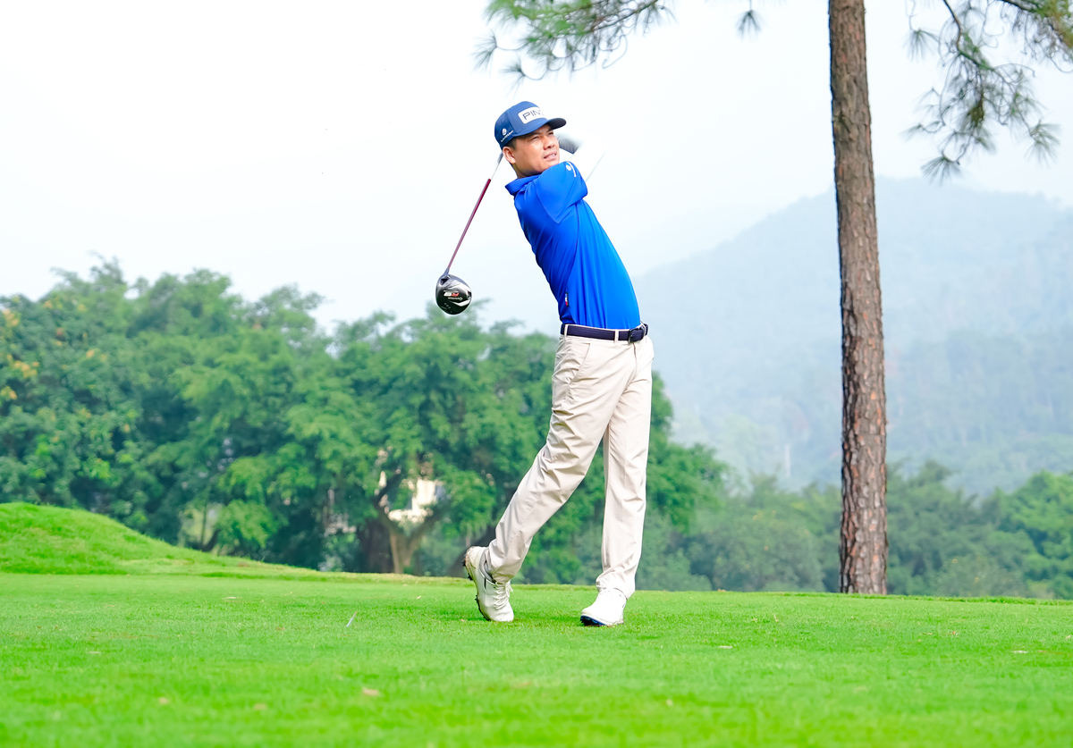 Golfer thi đấu hết mình tại giải đấu