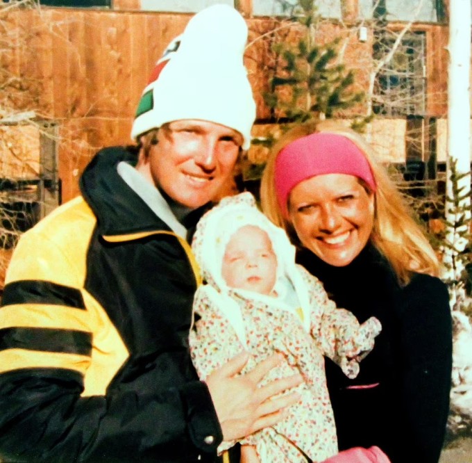 Trump và Ivana đưa Ivanka đi trượt
tuyết.