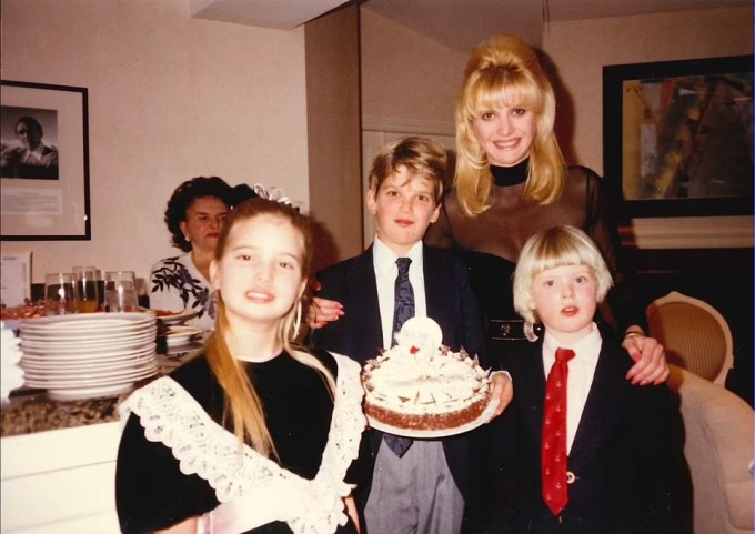 Ba con nhà Trump ăn diện chỉnh tề khi
tổ chức sinh nhật cho Don Jr.