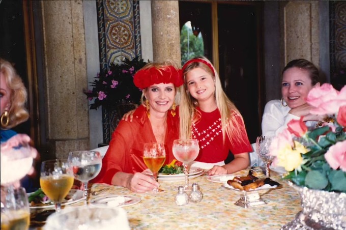 Ivanka mặc ton sur ton với mẹ, bà
Ivana, trong một dịp đặc biệt ở Mar-a-Lago.