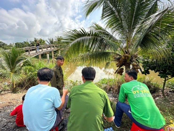  Những ngày qua, lực lượng chức năng đang tích cực truy tìm cá sấu nổi trên  kênh Bằng Lăng. Ảnh: CHÍ TÂM  