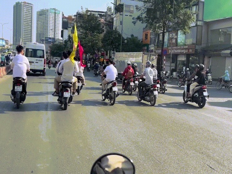 Xác minh nhóm thanh niên đầu trần đi xe máy cầm cờ diễu phố